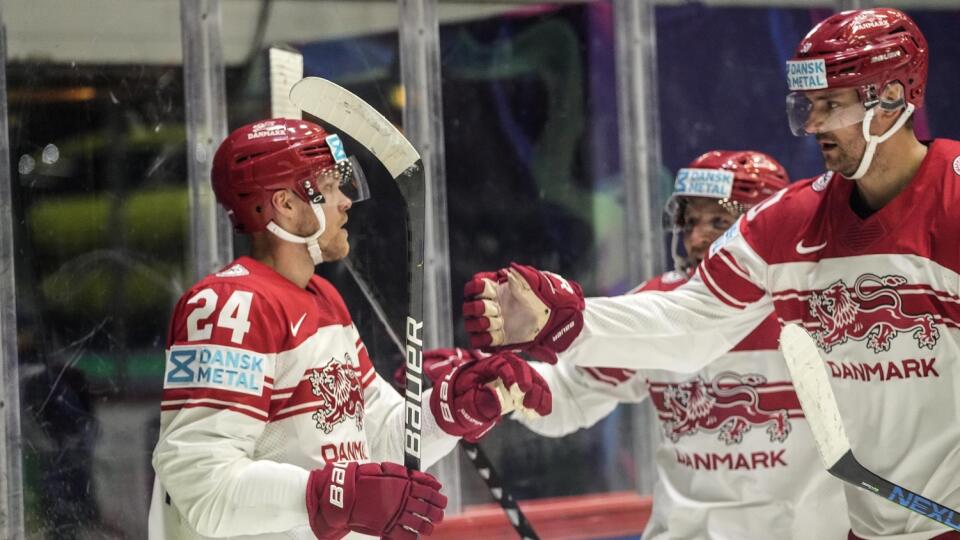 KK16 Helsinki - Dánsky hokejista Nikolaj Ehlers (vľavo) sa teší so spoluhráčmi po góle v zápase základnej A - skupiny Taliansko - Dánsko na 85. majstrovstvách sveta v ľadovom hokeji v Helsinkách v utorok 17. mája 2022. FOTO TASR/AP
Denmark's Nikolaj Ehlers, left, is congratulated after he scored the opening goal during the group A Hockey World Championship match between Italy and Denmark in Helsinki, Finland, Tuesday May 17, 2022. (AP Photo/Martin Meissner)