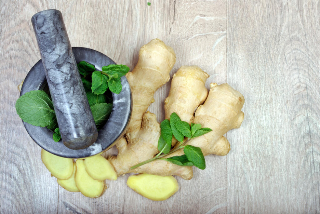 Zázvor je známy pre svoje pozitívne účinky na trávenie. Esenciálne oleje, vitamíny A, B1, B2, C, E, sodík, horčík, fosfor, vápnik, železo a ďalšie látky robia zo zázvoru všestranného pomocníka pri rôznych zdravotných ťažkostiach, vrátane pálenia záhy. Môže sa konzumovať aj dlhodobo a je tak chutnou a prírodnou liečbou pri podráždení žalúdka.