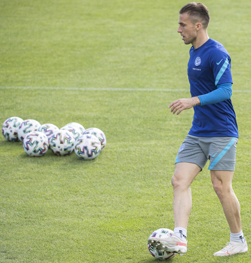 Slovenskí futbaloví reprezentanti počas tréningu hernom sústredení v rakúskom Windischgarstene. Na snímke v popredí Peter Pekarík odohrá svoj stý zápas v slovenskom reprezentačnom drese v prípravnom stretnutí proti Bulharsku. Windischgarsten, 31. mája 2021. FOTO TASR - Martin Baumann