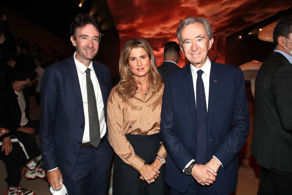 Počas módnej prehliadky jej robil spoločnosť Antoine Arnault (vľavo) a aj Bernard Arnault (vpravo).