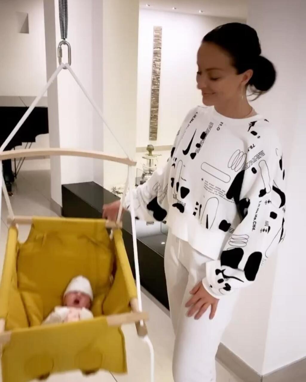 Partnerka Stanislava Lobotku Daniela Nízlová sa rada podelí s detailami zo súkromia. Izbu pre dcérku Lindu museli zariadiť na Slovensku aj v Taliansku. Fanúšikom odhalila detaily z bývania, kde vychovávajú svoju ratolesť.
