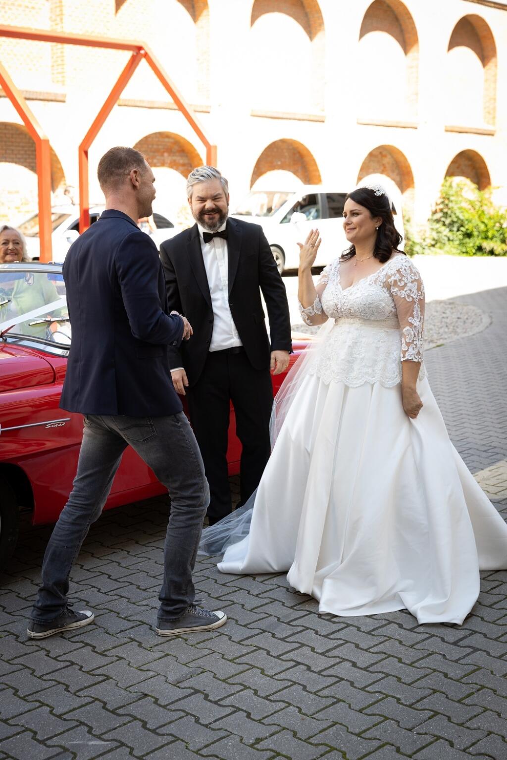 Petra ako nevesta, ktorá sa vydáva za profesora, ktorého hrá Samo Trnka.