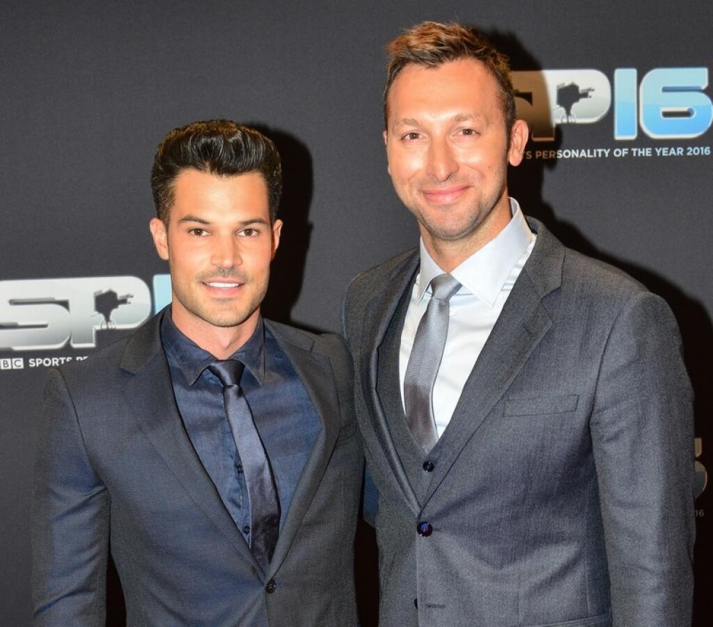 Ian Thorpe (Austrália) Na domácej olympiáde v Sydney získal tri zlaté a dve strieborné medaily. Dvakrát dokázal triumfovať aj o štyri roky v Aténach. K homosexuálnej orientácii sa priznal po rokoch zapierania v roku 2014. „Som vysporiadaný s tým, že som gay. Nechcem, aby sa ľudia cítili rovnako, ako kedysi ja. Môžete vyrastať, cítiť sa príjemne a byť gay. Dúfam, že to uľahčí situáciu aj ostatným, ktorý to možno roky taja,“ uviedol v rozhovore s Michaelom Parkinsonom.