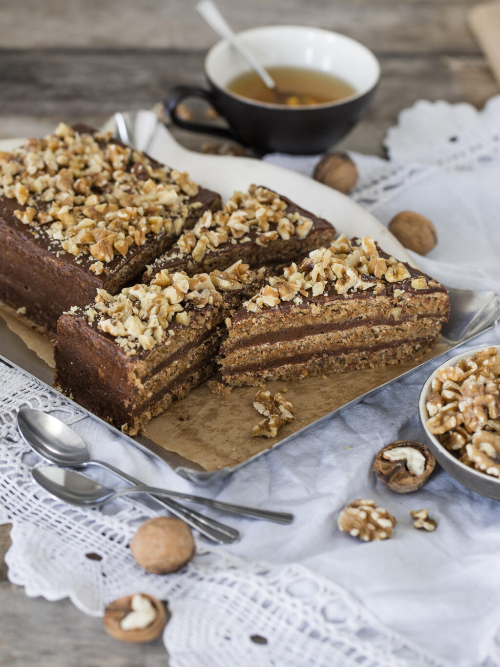 krehký snehový koláč s orechmi
recept:
ZA PLECH, PRÍPRAVA 30 MINÚT, PEČENIE 10-12 MINÚT
Na korpus:
• 7 bielkov
• 250 g práškového cukru
• 350 g mletých vlašských
orechov (plus nasekané
na ozdobu)
• 1 balíček vanilkového
cukru
• 1 lyžica hrubej múky
• maslo na vymastenie
NMD191218/01
Na plnku:
• 7 žĺtkov
• 120 g práškového cukru
• 1 balíček vanilkového
cukru
• 3 lyžice kakaa
• 3 lyžice vody
• 250 g masla
1. Urobte korpus: Bielky vyšľahajte s práškovým cuk- rom. Pri