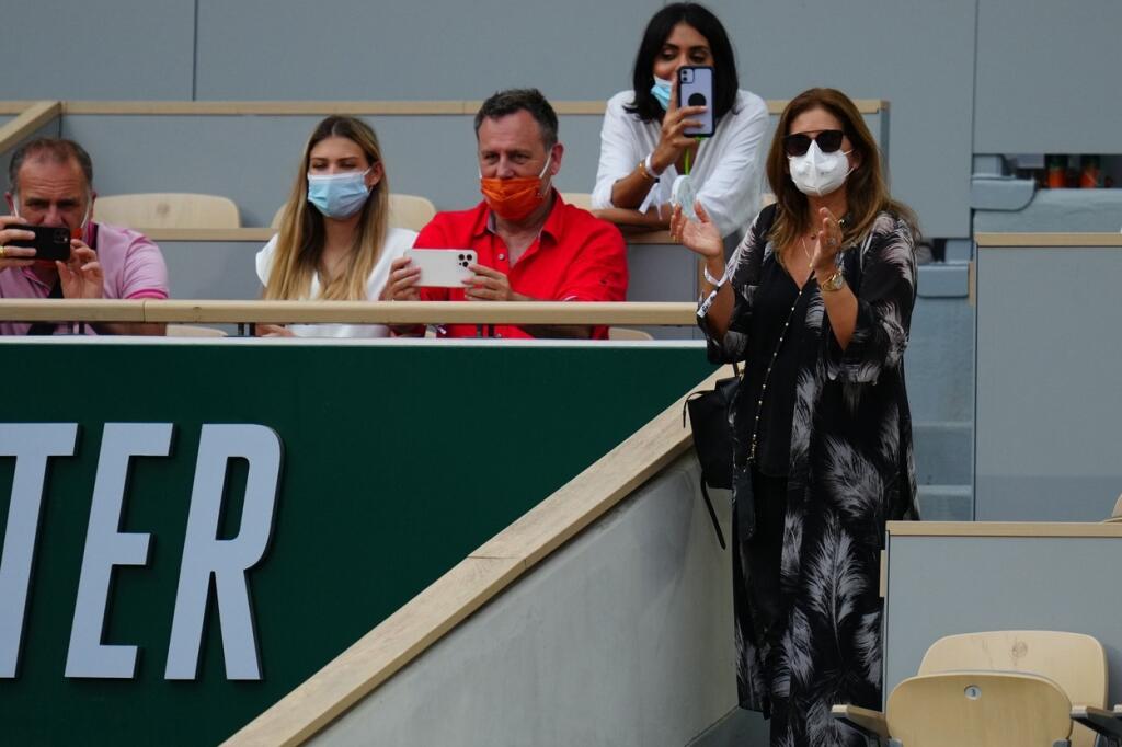 Roger Federer štartuje na antukovom grandslame. Na ňom ho sprevádza aj Mirka, ktorá bola počas 2. kola stredobodom pozornosti na tribúne. Hoci nahodila tmavý outfit, slnečné okuliare a respirátor, aj cez to všetko bola neprehliadnuteľná.