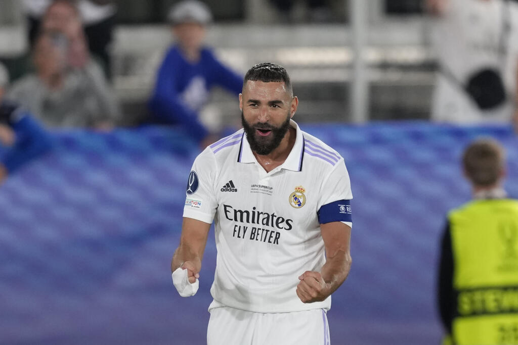 WA 10 Helsinki - Futbalista Realu Madrid Karim Benzema sa teší po strelení gólu v zápase o európsky Superpohár UEFA Real Madrid - Eintracht Frankfurt na Olympijskom štadióne v Helsinkách v stredu 10. augusta 2022. Úradujúc šampión Ligy majstrov zdolali v stredu na Olympijskom štadióne v Helsinkách víťaza Európskej ligy Eintracht Frankfurt 2:0. Gólmi o tom rozhodli David Alaba v prvom a Karim Benzema v druhom polčase. Futbalisti Realu Madrid získali piatykrát v histórii Superpohár UEFA. FOTO TASR
