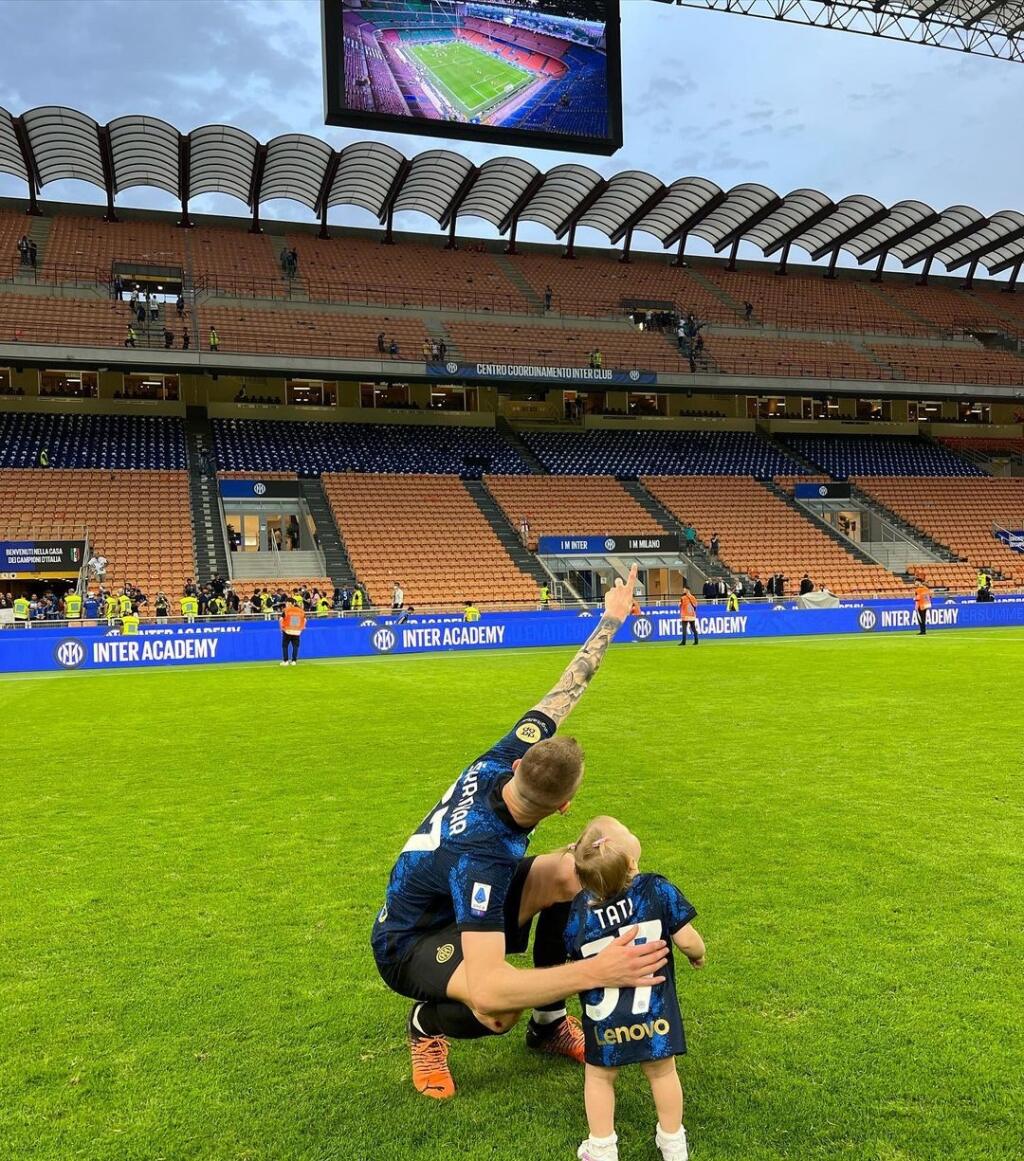 Čo asi tak slovenský futbalista ukazoval svojej dcérke?