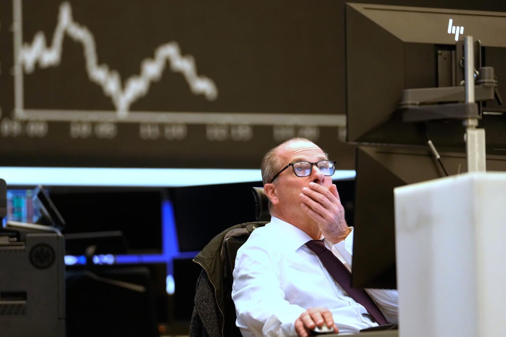KK26 Frankfurt - Na snímke obchodník sedí pred krivkou hlavného indexu DAX na burze vo Frankfurte nad Mohanom v stredu 9. apríla 2025. Európske akciové indexy v stredu klesli, keď vstúpili do platnosti rozsiahle recipročné clá USA pre jednotlivé krajiny, čo zvýšilo neistotu týkajúcu sa vývoja globálnej ekonomiky. FOTO TASR/AP
A trader sits on the trading floor of the Frankfurt Stock Exchange in front of the display board showing the DAX stock index in Frankfurt, Germany, Wednesday, April 9, 2025