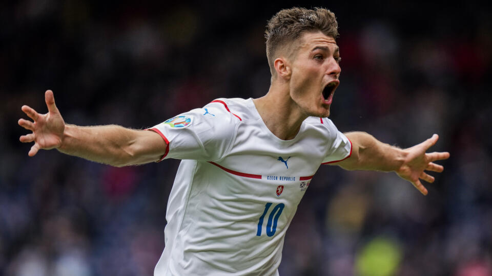 KK41 Glasgow - Český futbalista Patrik Schick sa teší zo svojho druhého gólu gólu počas zápasu základnej D-skupiny Škótsko - Česká republika na ME vo futbale 14. júna 2021 v Glasgowe. FOTO TASR/AP
Czech Republic's Patrik Schick celebrates after scoring his second goal during the Euro 2020 soccer championship group D match between Scotland and Czech Republic, at Hampden Park stadium in Glasgow, Scotland, Monday, June 14, 2021. (AP Photo/Petr David Josek, Pool)
