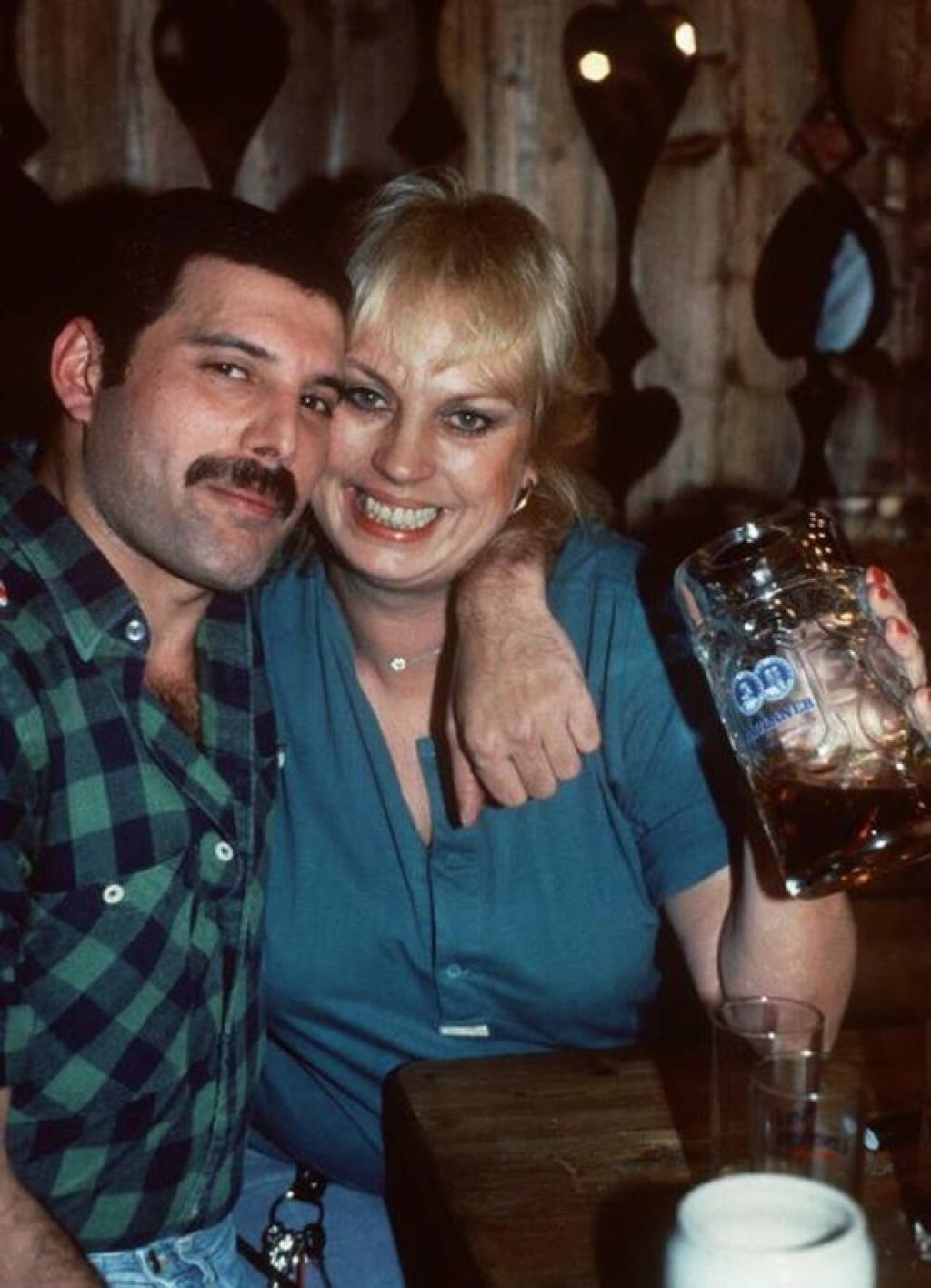 Spevák Queen Freddie Mercury a herečka Barbara Valentin.