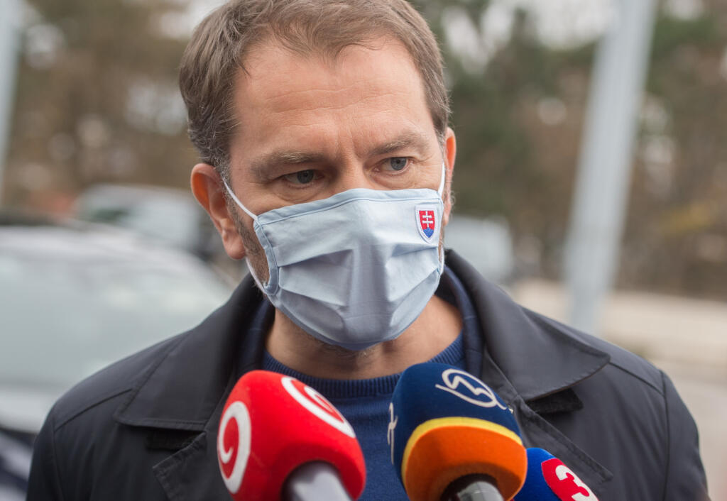 Na snímke premiér SR Igor Matovič (OĽaNO) prichádza na zasadnutie Ústredného krízového štábu 23. novembra 2020 v Bratislave. FOTO TASR - Martin Baumann
