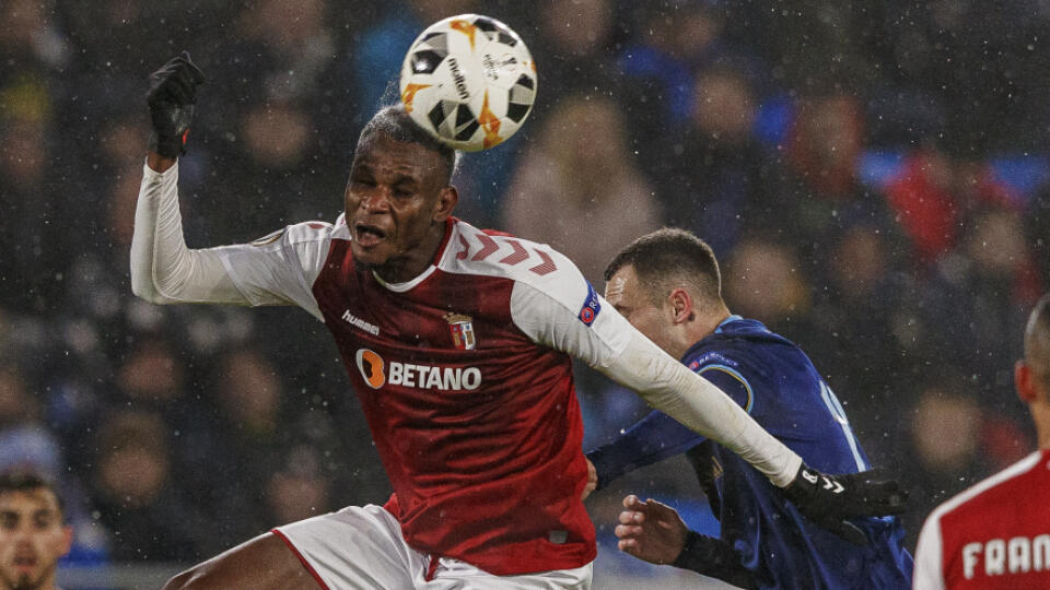 Na snímke Dejan Dražič a Uche Agbo v súboji o loptu počas odvetného zápasu K-skupiny Európskej futbalovej ligy UEFA medzi ŠK Slovan Bratislava a SC Braga.