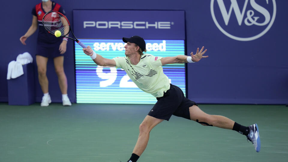 JB 28 New York - Juhoafrický tenista Kevin Anderson odvracia loptičku Grékovi Stefanosovi Tsitsipasovi v 2. kole dvojhry tenisového turnaja ATP v New Yorku 23. augusta 2020. FOTO TASR/AP
Kevin Anderson, of South Africa, returns to Stefanos Tsitsipas, of Greece, at the Western & Southern Open tennis tournament, Sunday, Aug. 23, 2020, in New York. (AP Photo/Frank Franklin II)