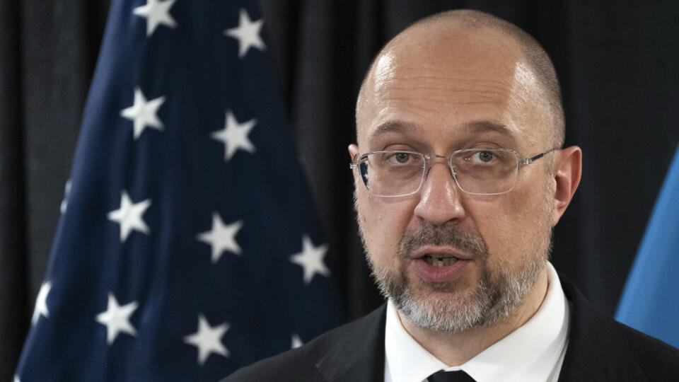 WA 49 Washington - Ukrajinský premiér Denys Šmyhaľ odpovedá na otázky po stretnutí s americkou ministerkou financií Janet Yellenovou vo Washingtone vo štvrtok 17. apríla 2024. Šmyhaľ v stredu uviedol, že v prípade porážky Ukrajiny v konflikte s Ruskom nastane tretia svetová vojna. Americký Kongres vyzval, aby schválil meškajúci balík vojenskej pomoci pre jeho krajinu. Snemovňa reprezentantov amerického Kongresu má v sobotu hlasovať o balíku, ktorý zahŕňa pomoc pre Ukrajinu aj Izrael. Ukrajinský