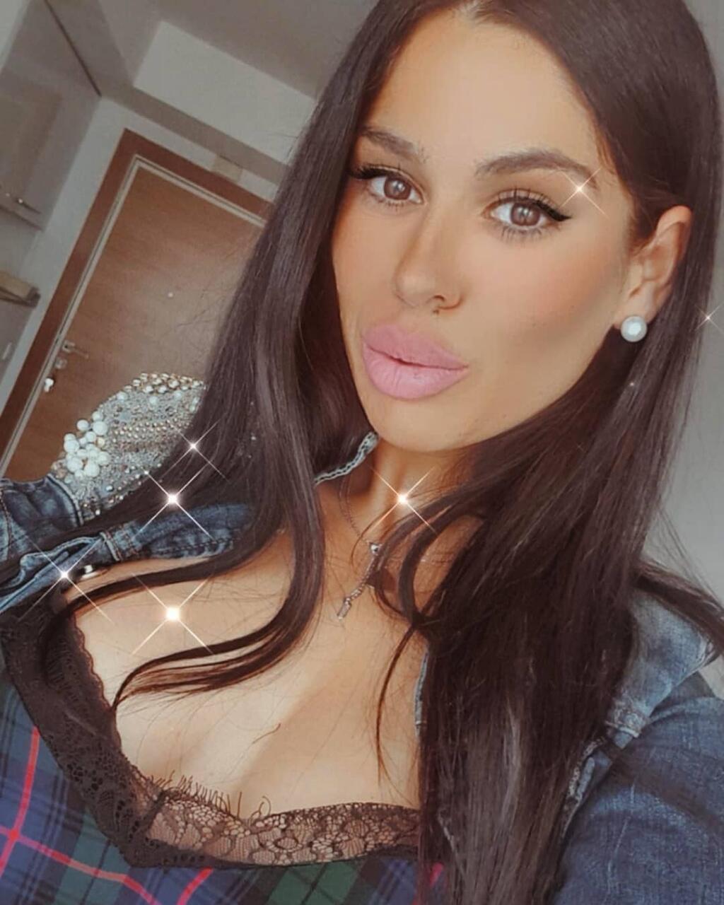 Sexi Nadia Alexandrovová pochádza z Bulharska a v Španielsku sa okrem futbalistu venuje predaju luxusných áut.
