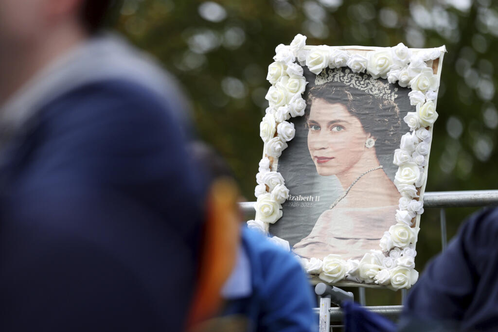 Na snímke fotografia britskej kráľovnej Alžbety II. je ozdobená kvetmi pred Kaplnkou svätého Juraja vo Windsore.