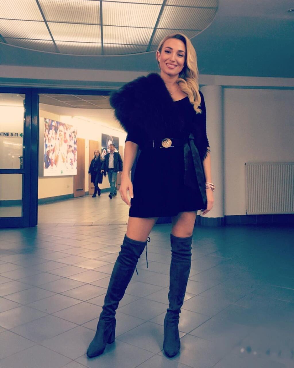 Svojim fanúšikom na sociálnych sieťach ponúka Simanová aj takéto zábery.