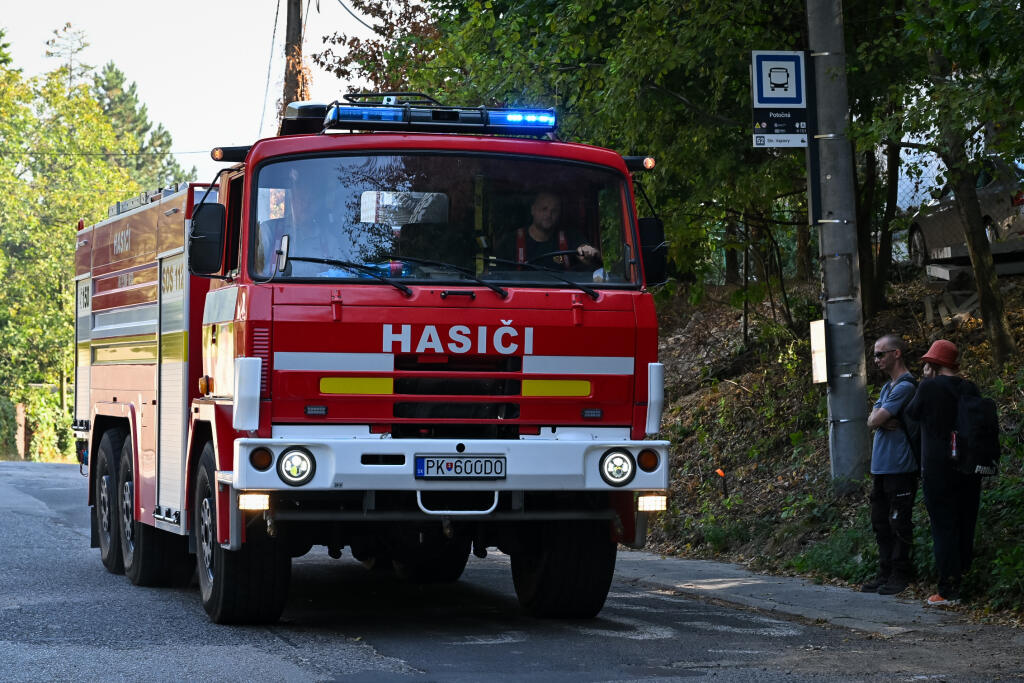 Pri požiari na bratislavskom Bielom kríži zasahuje 60 hasičov
