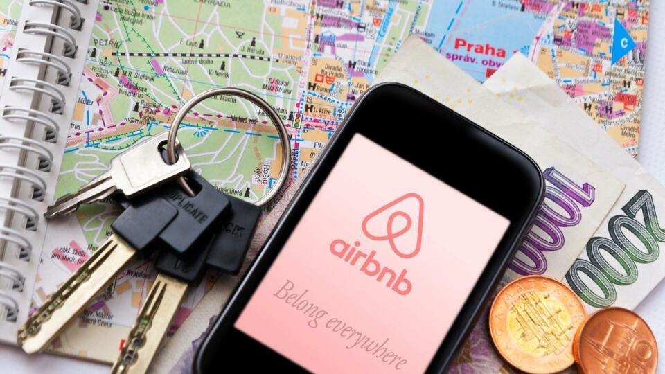 SdÃlená ekonomika - logo aplikace Airbnb na smartphonu / Sharing economy - Airbnb application on the smartphone, Image: 352202177, License: Rights-managed, Restrictions: , Model Release: no, Credit line: Profimedia, Michaela DusÃková - ÄŒIF