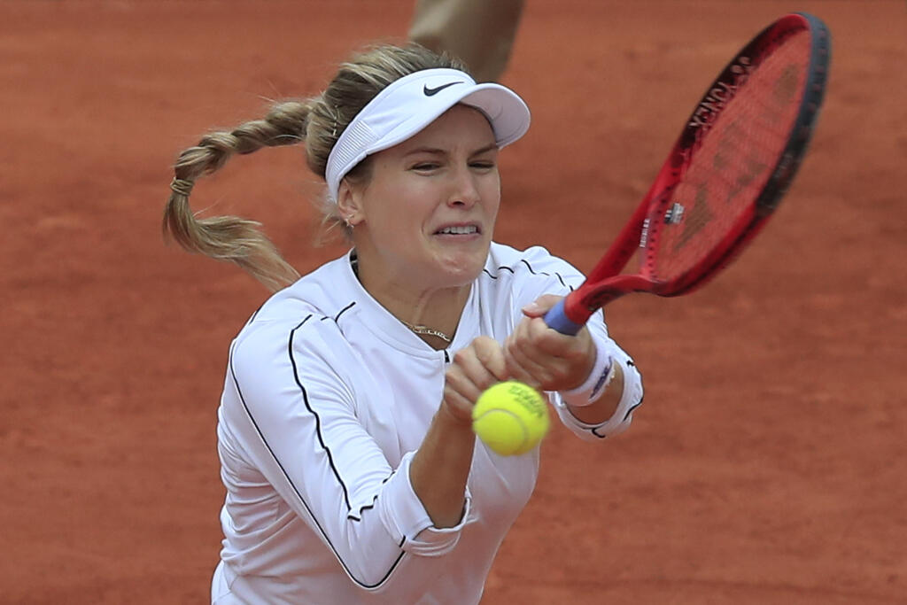 KK25 Paríž - Kanadská tenistka Eugenie Bouchardová v zápase proti Poľke Ige Swiatekovej v 3. kole dvojhry na grandslamovom turnaji Roland Garros 2. októbra 2020 v Paríži. FOTO TASR/AP
Canada's Eugenie Bouchard plays a shot against Poland's Iga Swiatek in the third round match of the French Open tennis tournament at the Roland Garros stadium in Paris, France, Friday, Oct. 2, 2020. (AP Photo/Michel Euler)