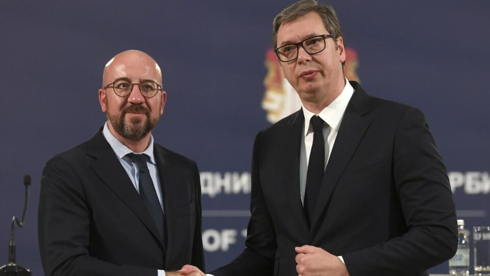 KK54 Belehrad - Predseda Rady EÚ Charles Michel (vľavo) a srbský prezident Aleksandar Vučič počas stretnutia v Belehrade 19. mája 2022. FOTO TASR/AP
In this photo provided by the Serbian Presidential Press Service, President of the European Council Charles Michel, left, shakes hands with Serbian President Aleksandar Vucic in Belgrade, Serbia, Thursday, May 19, 2022. Michel is on a one day visit to Serbia at the beginning of his Balkan tour. (Serbian Presidential Press Service via AP)