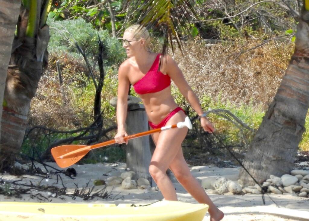 Sexi Lindsey sa zbavuje krásnej vily v Los Angeles.