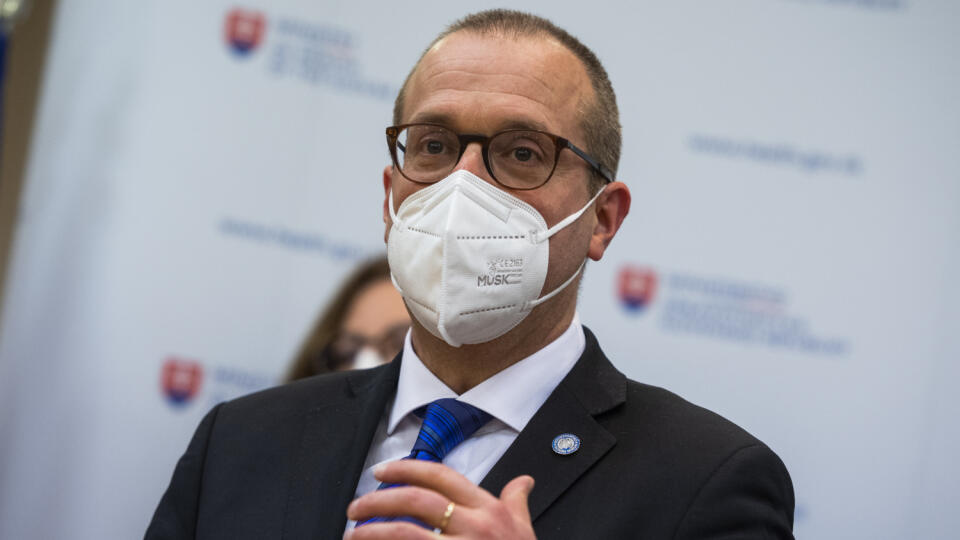 Na snímke riaditeľ regionálneho úradu Svetovej zdravotníckej organizácie (WHO) pre Európu Hans Kluge počas tlačovej konferencie na tému: Spolupráca Svetovej zdravotníckej organizácie (WHO) a Slovenska v pandémii COVID-19 v Bratislave 20. decembra 2021. FOTO TASR - Jaroslav Novák