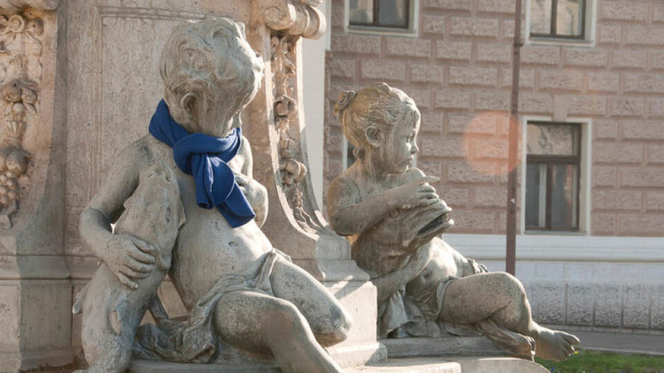 Modré šály na bratislavských sochách mali pripomenúť autistov žijúcich medzi nami.