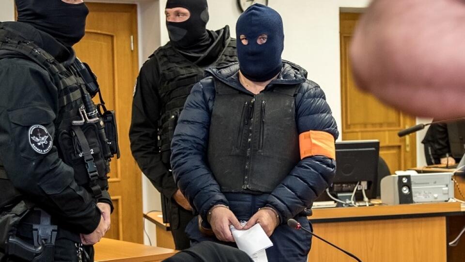 Zoltán Andruskó, obvinený z vraždy Jána Kuciaka a Martiny Kušnírovej sa postavil pred súd vo veci krátenia daní. Na súdne pojednávanie ho priviezli v modrej kukle.