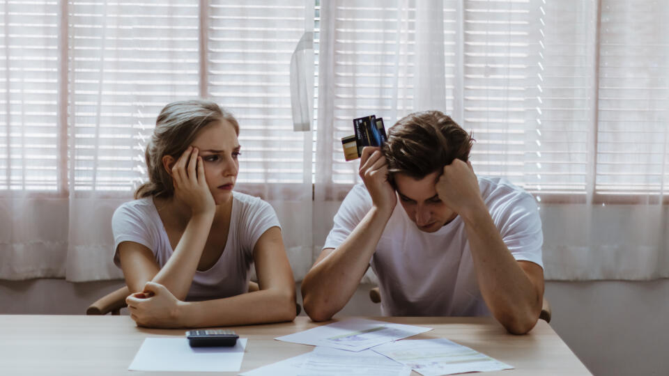Stressed,Caucacian,Couple,Conclict,Of,Credit,Card,Bills,Or,Bebt