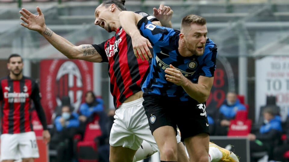 Hráč AC Miláno Zlatan Ibrahimovič (vľavo) v hlavičkovom súboji so Slovákom Milanom Škriniarom z Interu Miláno vo futbalovom zápase talianskej ligy Serie A AC Miláno - Inter Miláno v Miláne