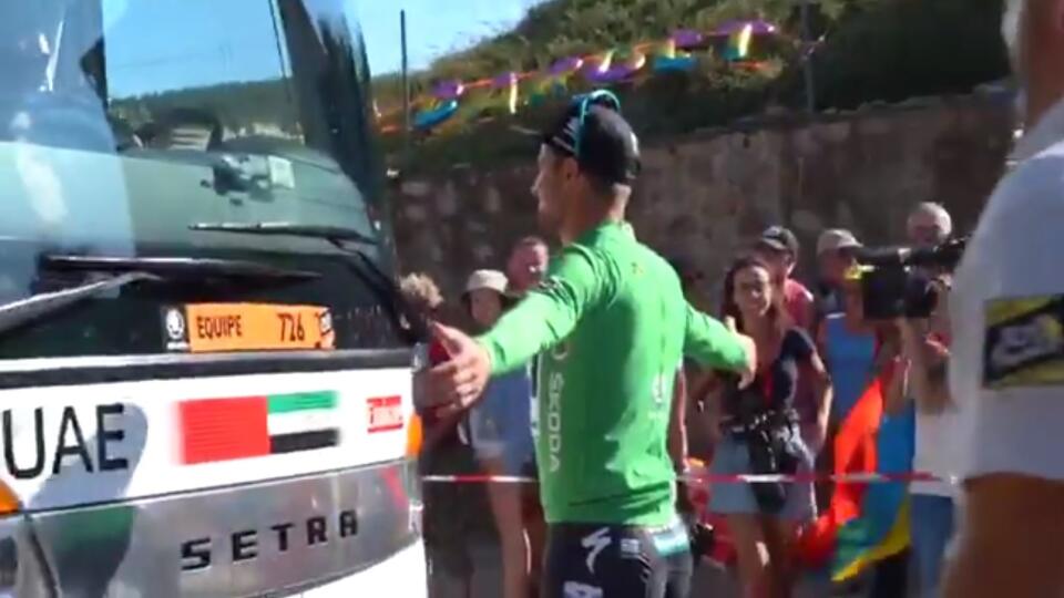 Sagan mal po 9. etape naponáhľo a dokonca zastavil autobus konkurenčného tímu.