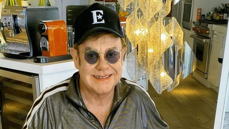 Elton John ostáva doma pre deti a manžela.