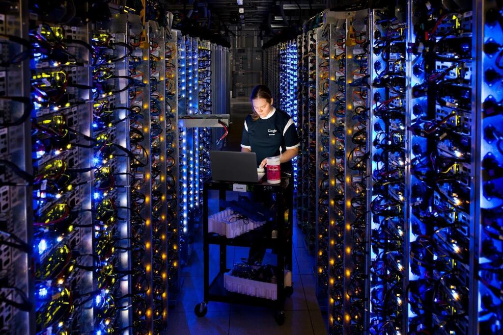 Na nedatovanej snímke technička spoločnosti google pracuje na jednom z počítačov v dátovom centre v americkom Dallase, Oregon.Internetový gigant Google po prvýkrát v októbri 2012 ukázal svetu svoje tajné datové centrá. Má ich dokopy osem. Google má serverovne v USA, ale aj vo Fínsku a Belgicku.