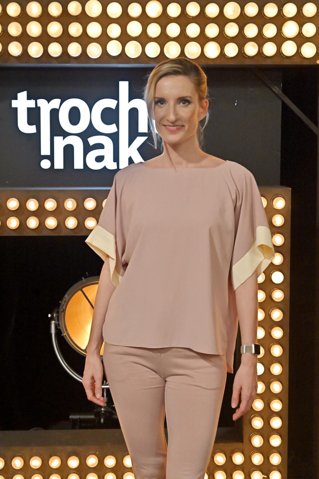 Adela moderuje vlastnú šou Trochu inak.