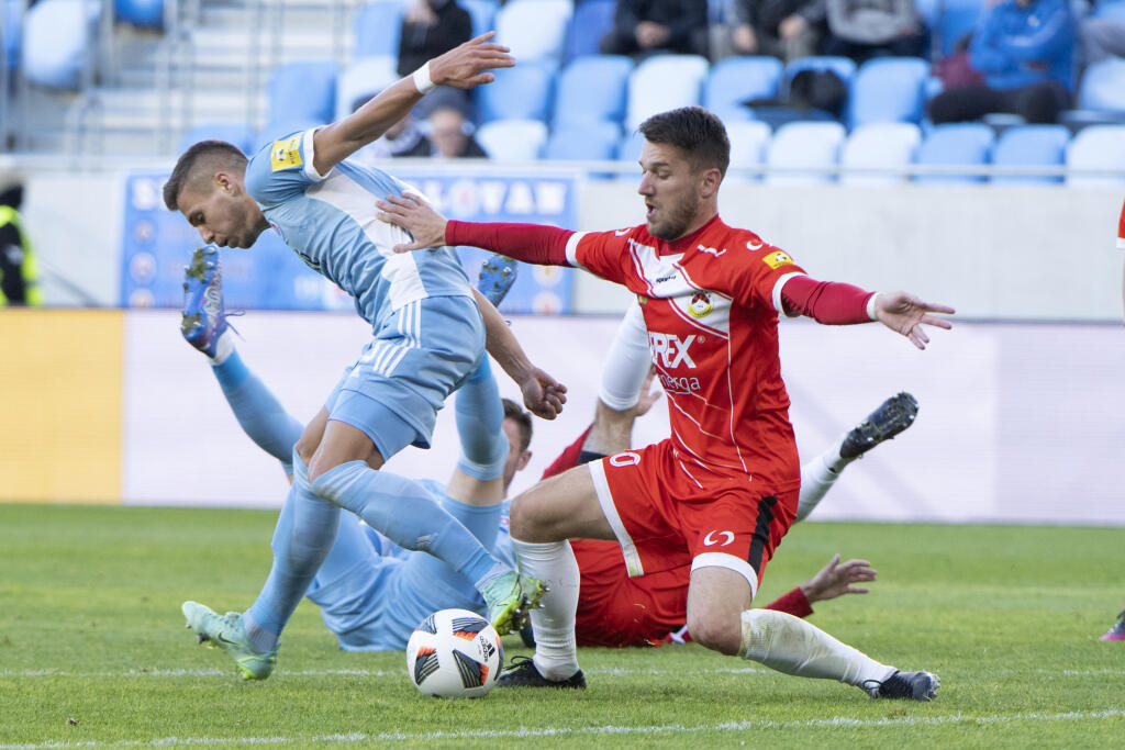 Nové opatrenia sa dotknú rovnako futbalových ako aj hokejových klubov.