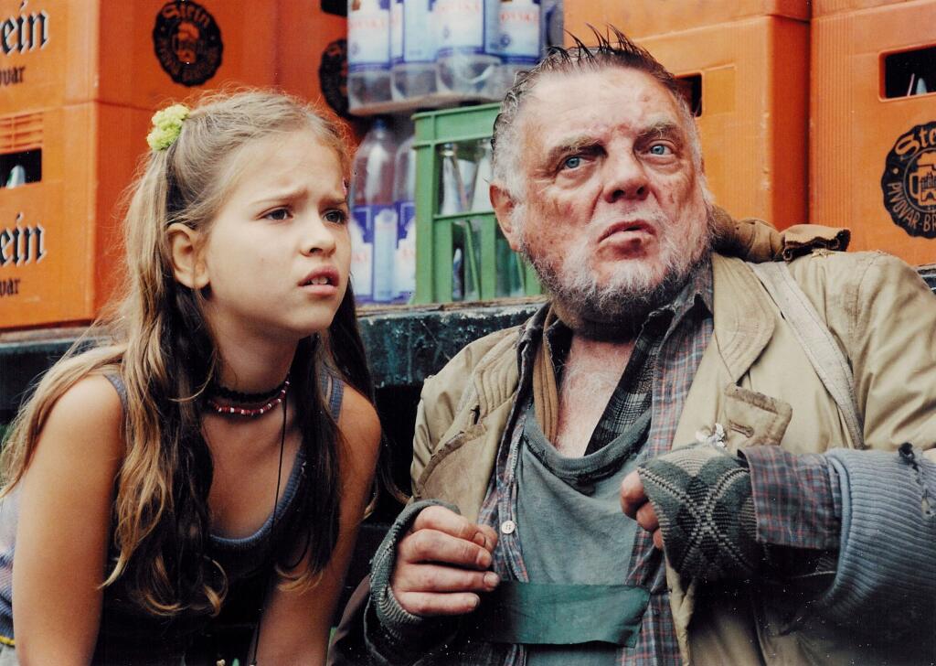 Herečka Kristína Svarinská a Stano Dančiak vo filme Dážď padá na naše duše