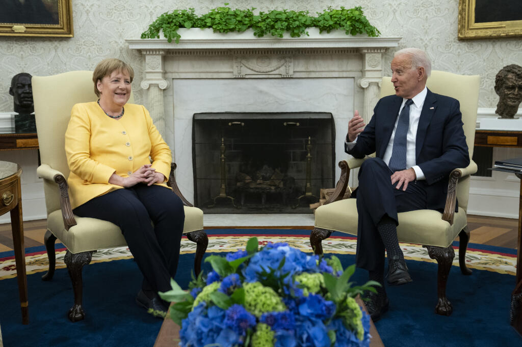KK53 Washington - Americký prezident Joe Biden a nemecká kancelárka Angela Merkelová počas stretnutia v Bielom dome vo Washingtone 15. júla 2021. FOTO TASR/AP
President Joe Biden meets with German Chancellor Angela Merkel in the Oval Office of the White House, Thursday, July 15, 2021, in Washington. (AP Photo/Evan Vucci)