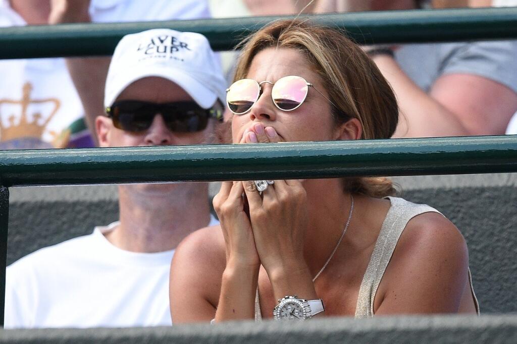 Mirka Federerová aj pri nečakanej rozlúčke svojho manžela na Wimbledone zažiarila. Keďže v dejisku trávnatého grandslamu bolo teplo, sako, v ktorom ju fotografi zachytili po zápase, Mirka vyzliekla a ukázala hlboký výstrih. Najmä v momentoch, keď sa zohla, ukázala, akú slovenskú pýchu skrýva Mirka vo svojom dekolte.