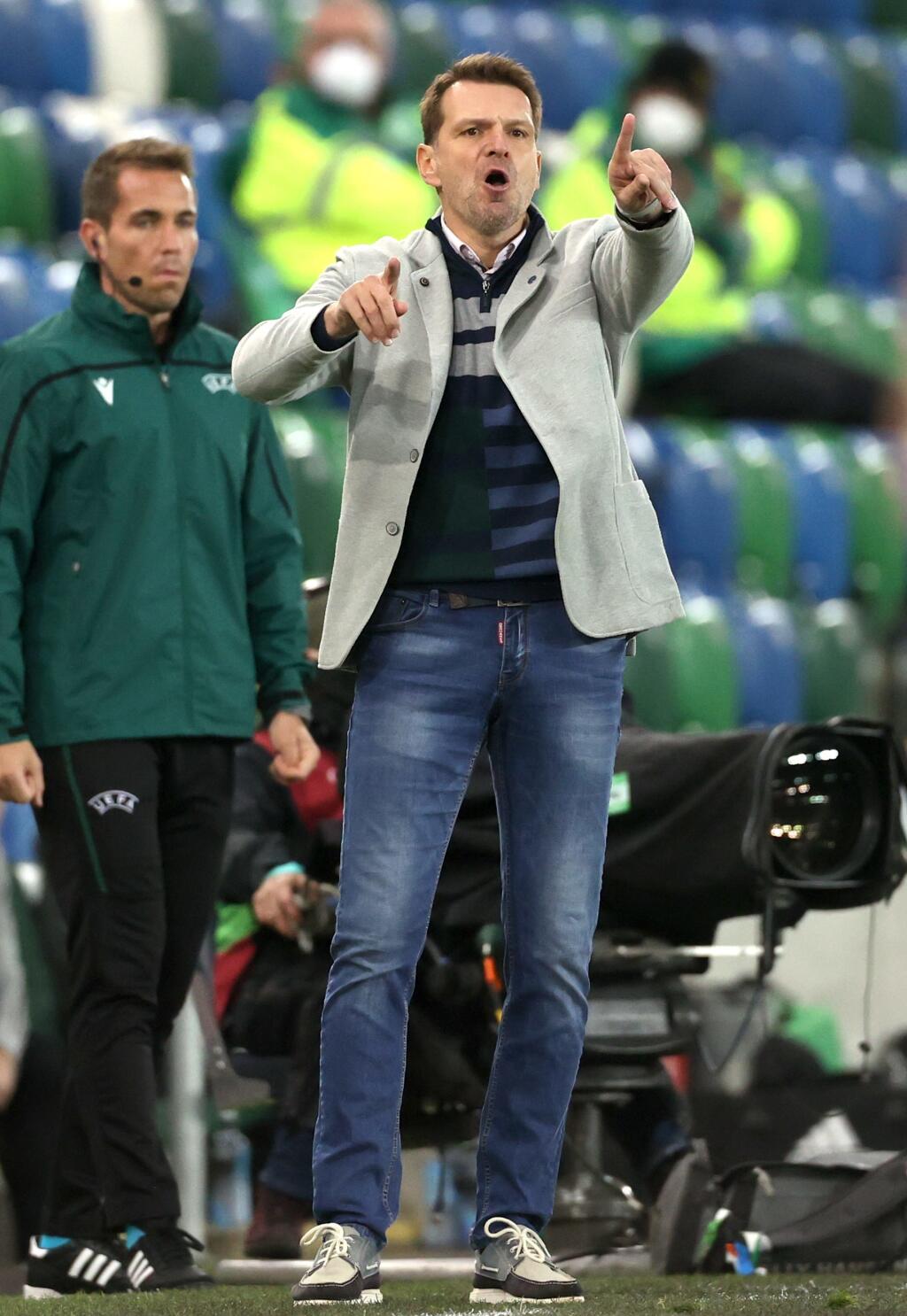 WA 40 Belfast - Tréner slovenskej futbalovej reprezentácie Štefan Tarkovič gestikuluje počas zápasu finále play off o EURO 2020 Severné Írsko - Slovensko v belfastskom Windsor Parku vo štvrtok 12. novembra 2020. FOTO pre TASR/PA/Liam McBurney
Slovakia head coach Stefan Tarkovic during the UEFA Euro 2020 Play-off Finals match at Windsor Park, Belfast.