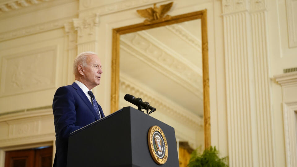 Na snímke americký prezident Joe Biden počas prejavu v Bielom dome vo Washingtone v noci na piatok 16. apríla 2021. Joe Biden v prejave niekoľko hodín po tom, čo USA oznámili nové ekonomické sankcie voči Rusku a nariadili vyhostenie desiatich diplomatov, uviedol, že pre obe krajiny je
