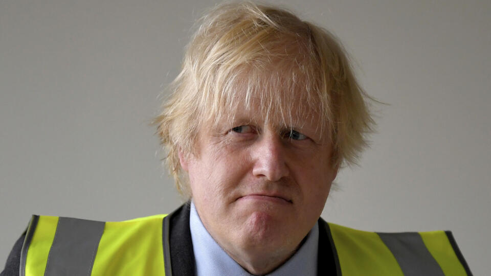 JB 21 Londýn - Britský premiér Boris Johnson počas návštevy miesta rekonštrukcie strednej školy Ealing Fields v západnom Londýne 29. júna 2020.  FOTO TASR/AP 

Britain's Prime Minister Boris Johnson visits the construction site of Ealing Fields High School in west London, Monday June 29, 2020. (Toby Melville/Pool via AP)