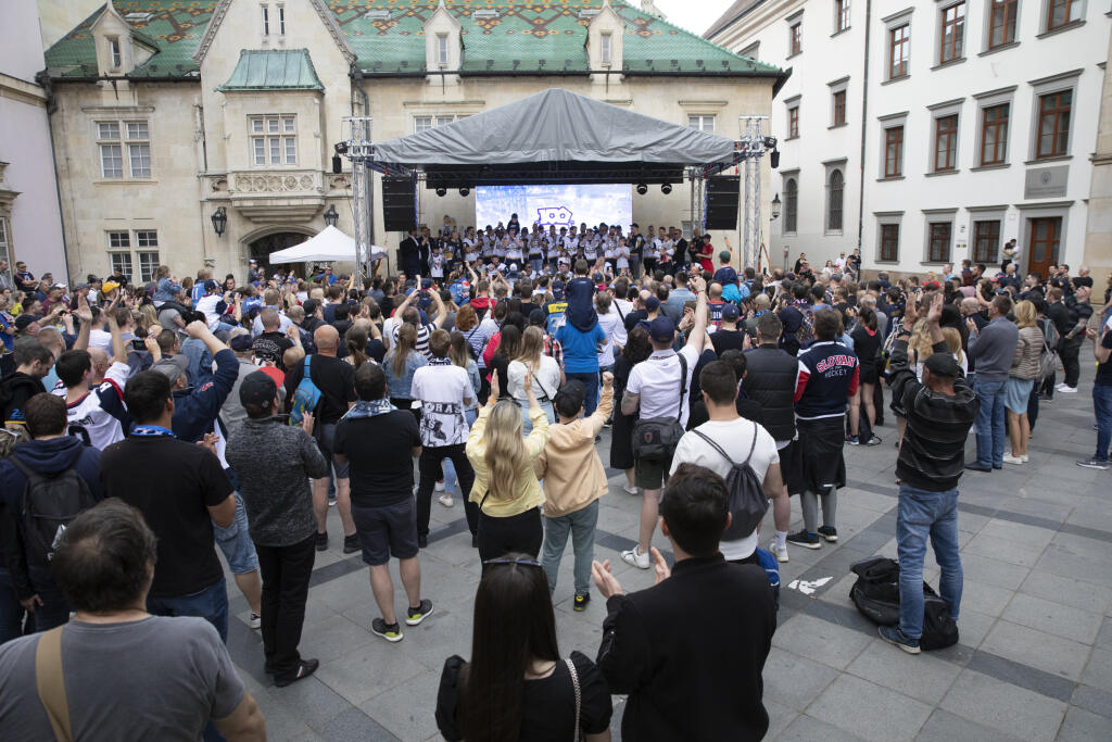 Na snímke oslava hokejistov Slovana Bratislava v centre mesta s fanúšikmi. Na Primaciálnom námestí sa ich zišli asi tri stovky.