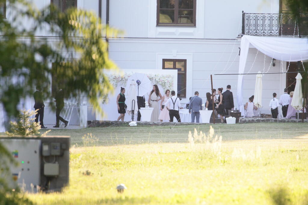Svadobná hostina sa konala v kaštieli v Oponiciach. Vystupoval na nej aj Elán.