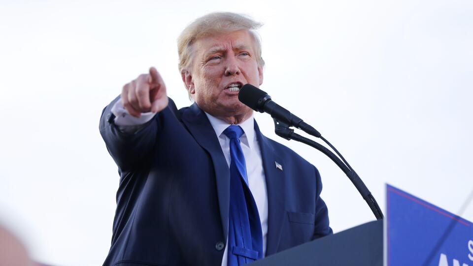 WA 27 archív Delaware - Na archívnej snímke z 23. apríla 2022 bývalý americký prezident Donald Trump gestikuluje počas zhromaždenia v Delaware, kde prišiel podporiť republikánskych kandidátov pred májovými primárkami v americkom štáte Ohio. Súd v New Yorku uznal amerického expreziddenta Donalda Trumpa vinným z pohŕdania súdom. Nariadil mu doručiť materiály požadované generálnou prokurátorkou. Za každý deň omeškania, bude platiť pokutu 10-tisíc amerických dolárov. FOTO TASR/AP
Former President D