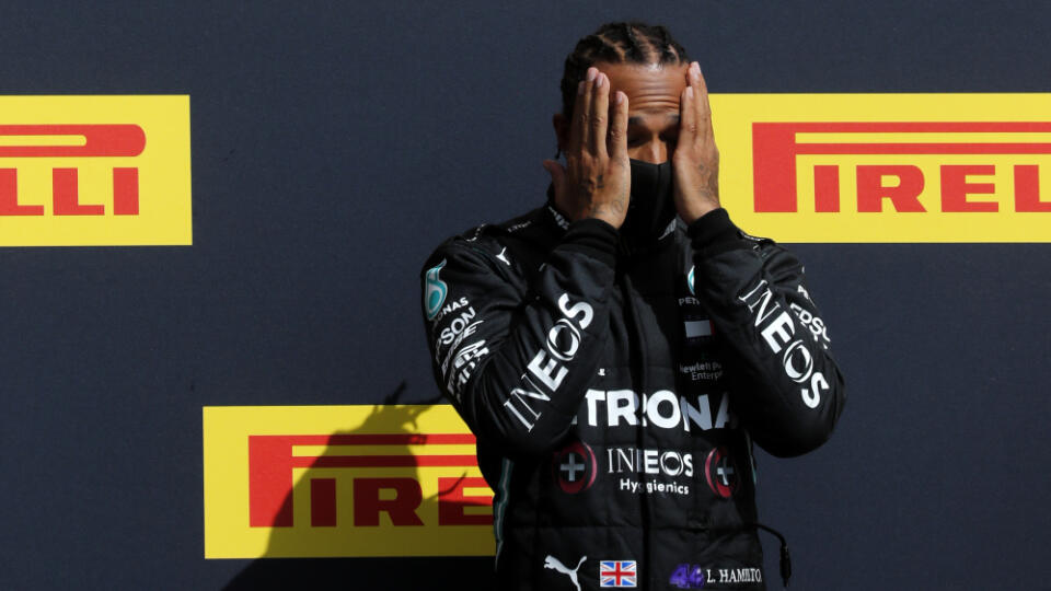 WA 65 Silverstone - Šesťnásobný a úradujúci majster sveta Lewis Hamilton na Mercedese sa teší na pódiu po triumfe na nedeľňajšej domácej Veľkej cene Veľkej Británie motoristického seriálu MS F1 na okruhu v Silverstone 2. augusta 2020. Pre Hamiltona to bolo 87. víťazstvo v kariére, o štyri zaostáva za rekordnými 91 triumfami Michaela Schumachera. Tridsaťpäťročný Hamilton dosiahol rekordné siedme víťazstvo na okruhu Silverstone a stanovil ďalšie maximum F1, žiadnemu pilotovi v histórii sa nepodari
