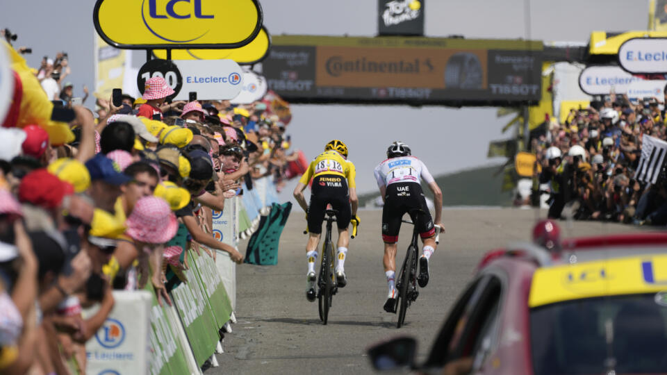 JB 23 Peyragudes - Slovinský cyklista Tadej Pogačar (vpravo) v bielom drese najlepšieho pretekára do 25 rokov v záverečnom špurte s Dánom Jonasom Vingegaardom v žltom drese vedúceho pretekára počas 17. etapy prestížnych cyklistických pretekov Tour de France na trati Saint-Gaudens - Peyragudes, dlhej 130 km vo francúzskom meste Peyragudes 20. júla 2022. FOTO TASR/AP
Stage winner Slovenia's Tadej Pogacar, wearing the best young rider's white jersey, sprints with Denmark's Jonas Vingegaard, weari