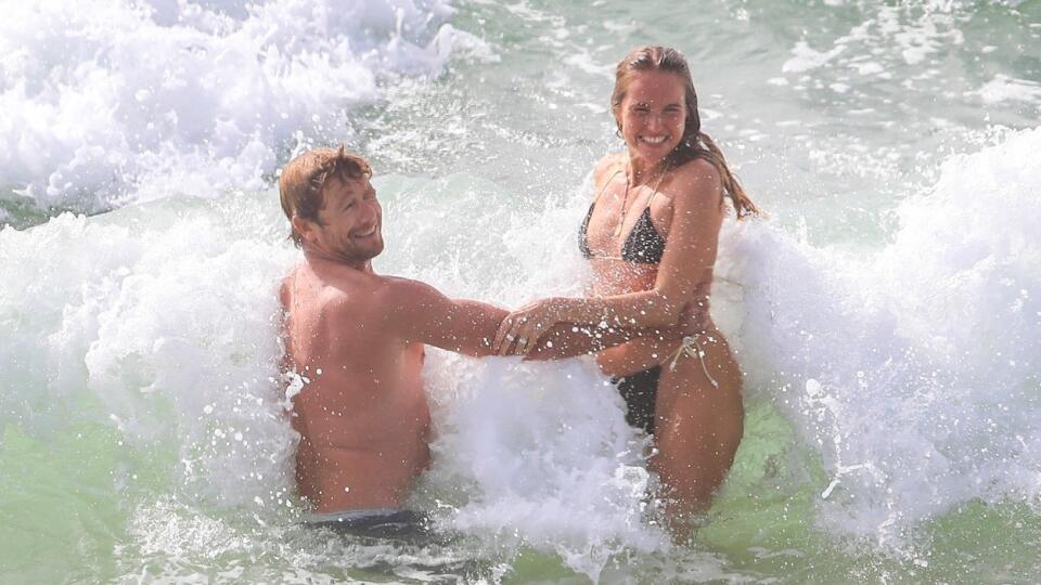 EXCLUSIVE: NO WEB BEFORE 5:30PST MARCH 10TH*
*NO DAILYMAIL ONLINE* 


SIMON BAKER MAKES A SPLASH WITH HIS NEW SQUEEZE! 
It Appears Simon Baker Has Moved On After His Split From Wife Of 29 Years, Rebecca Rigg, Making A Splash With Australian Activewear Des