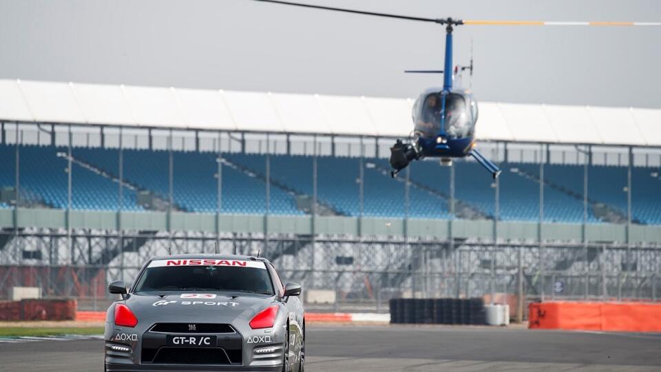 Jann Mardenborough na okruhu Silverstone ovládal Nissan GT-R herným ovládačom.