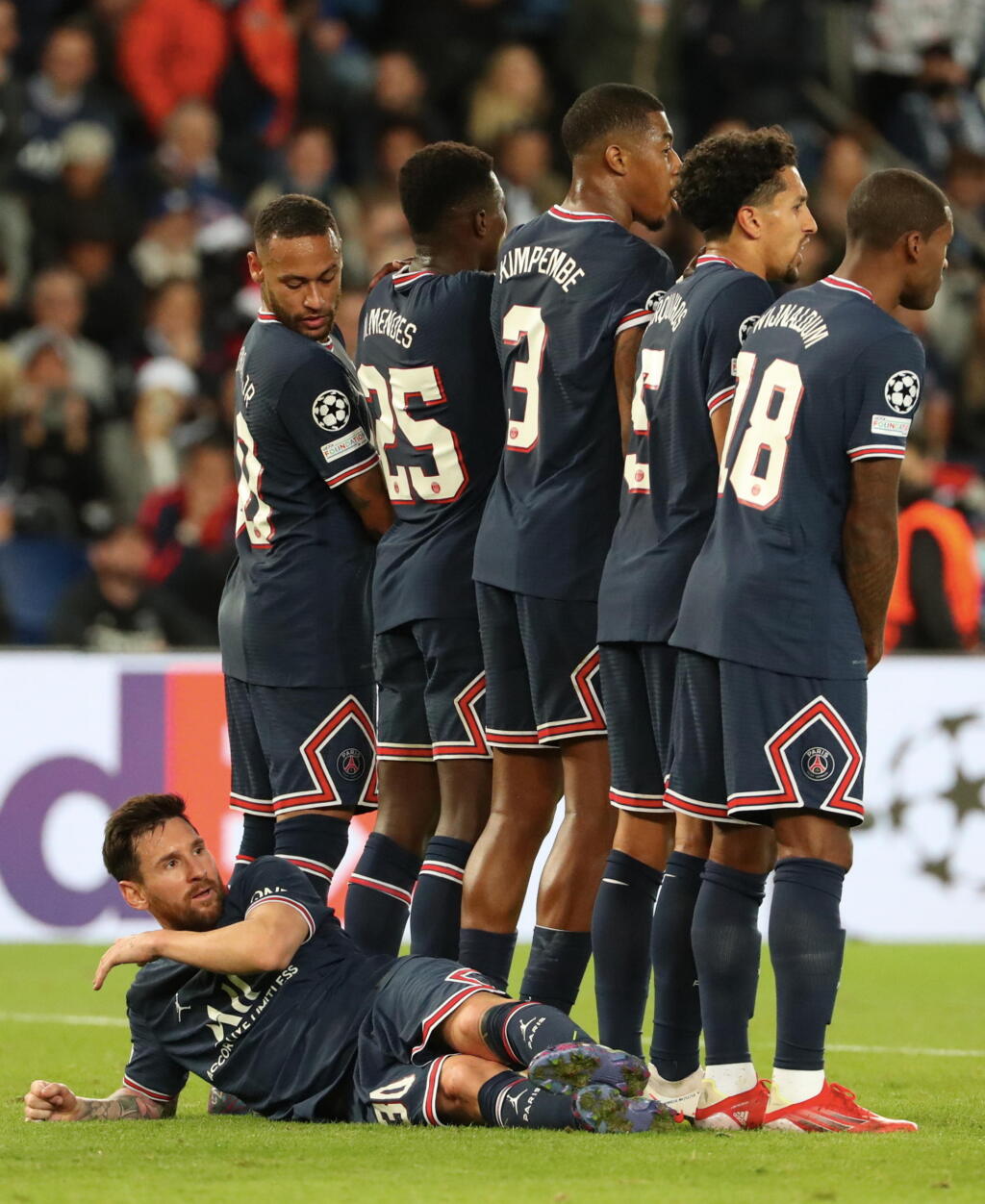 Lionel Messi si proti Manchestru City ľahol do múru pri priamom kope súpera. Pre mnohých najlepší futbalista na svete sa tak ocitol v netradičnej pozícii.